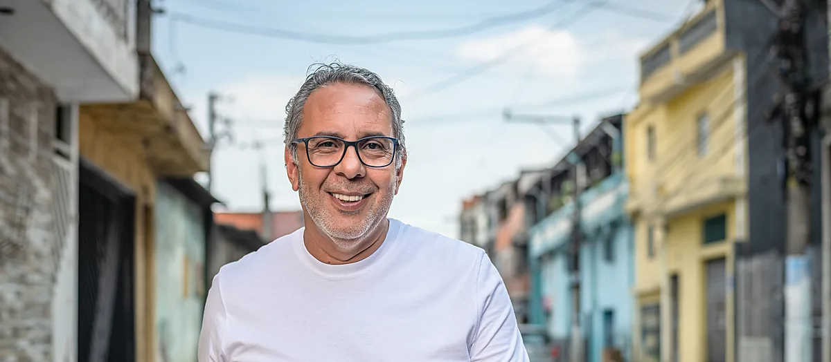 Rômulo Fernandes em registro fotográfico oficial da campanha, na rua.